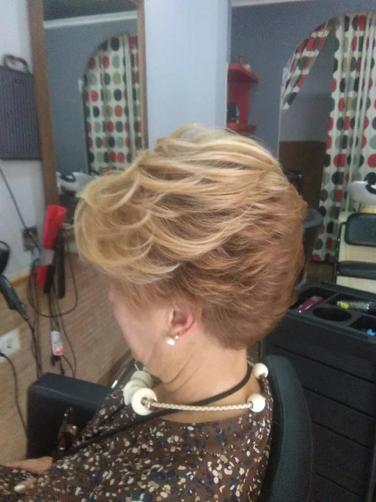 Trabajo de peluquería: rubio dorado