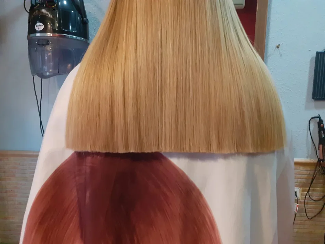 Trabajo de peluquería: rizos cobrizos