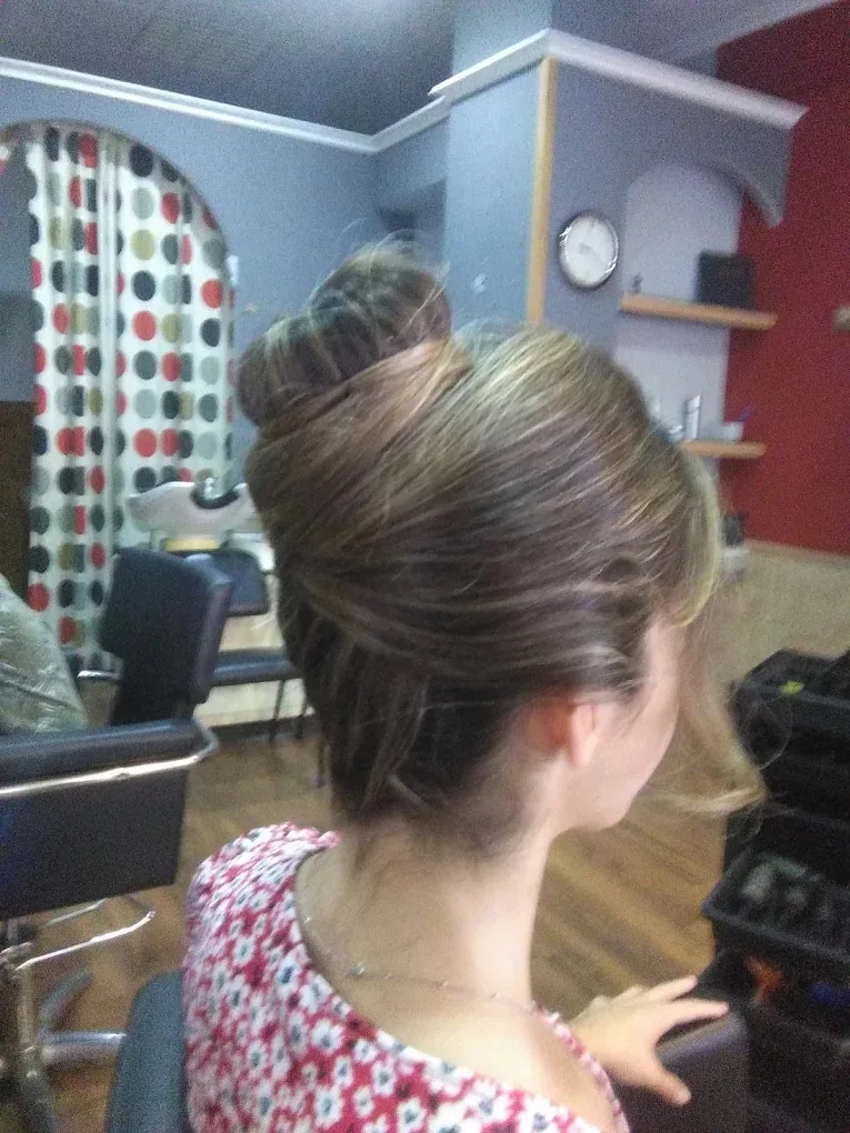 Trabajo de peluquería: castaño liso