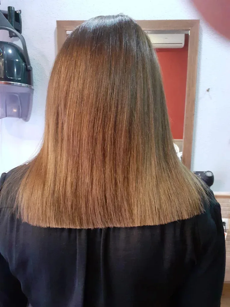 Trabajo de peluquería: corte recto y brillo