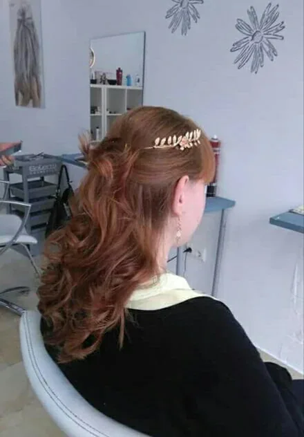 Trabajo de peluquería: semirrecogido con ondas
