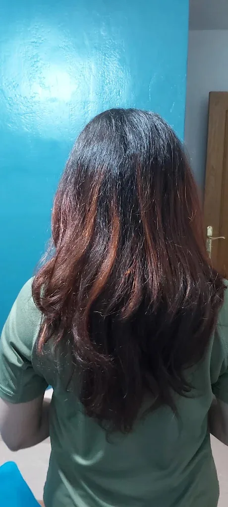 Trabajo de peluquería: melena con matices caoba