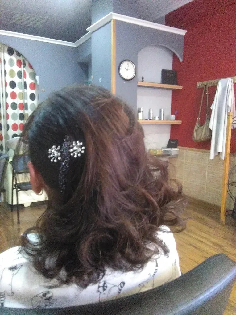 Trabajo de peluquería: recogido con accesorio