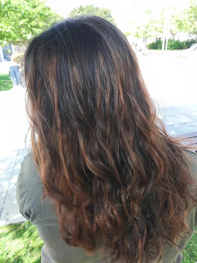 Trabajo de peluquería: reflejos cálidos